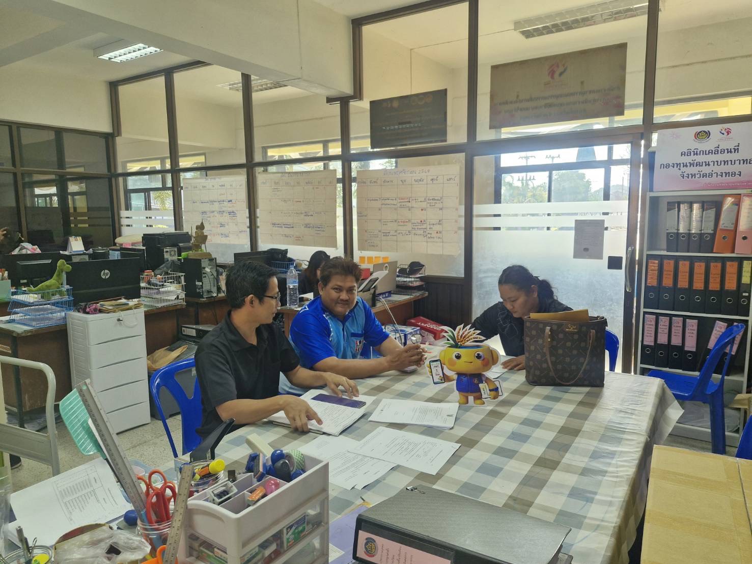 พช.โพธิ์ทอง สนับสนุนการดำเนินงานกองทุนหมู่บ้านและชุมชนเมือง