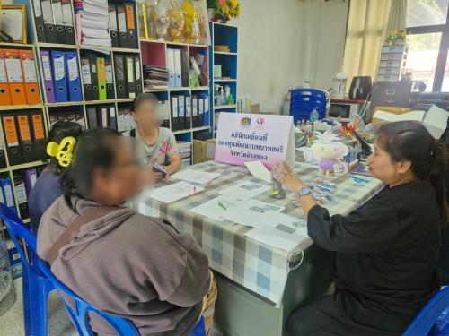 พช.โพธิ์ทอง ดำเนินการทำสัญญากู้ยืมเงินกองทุนพัฒนาบทบาทสตรี ประเภทเงินทุนหมุนเวียน อำเภอโพธิ์ทอง